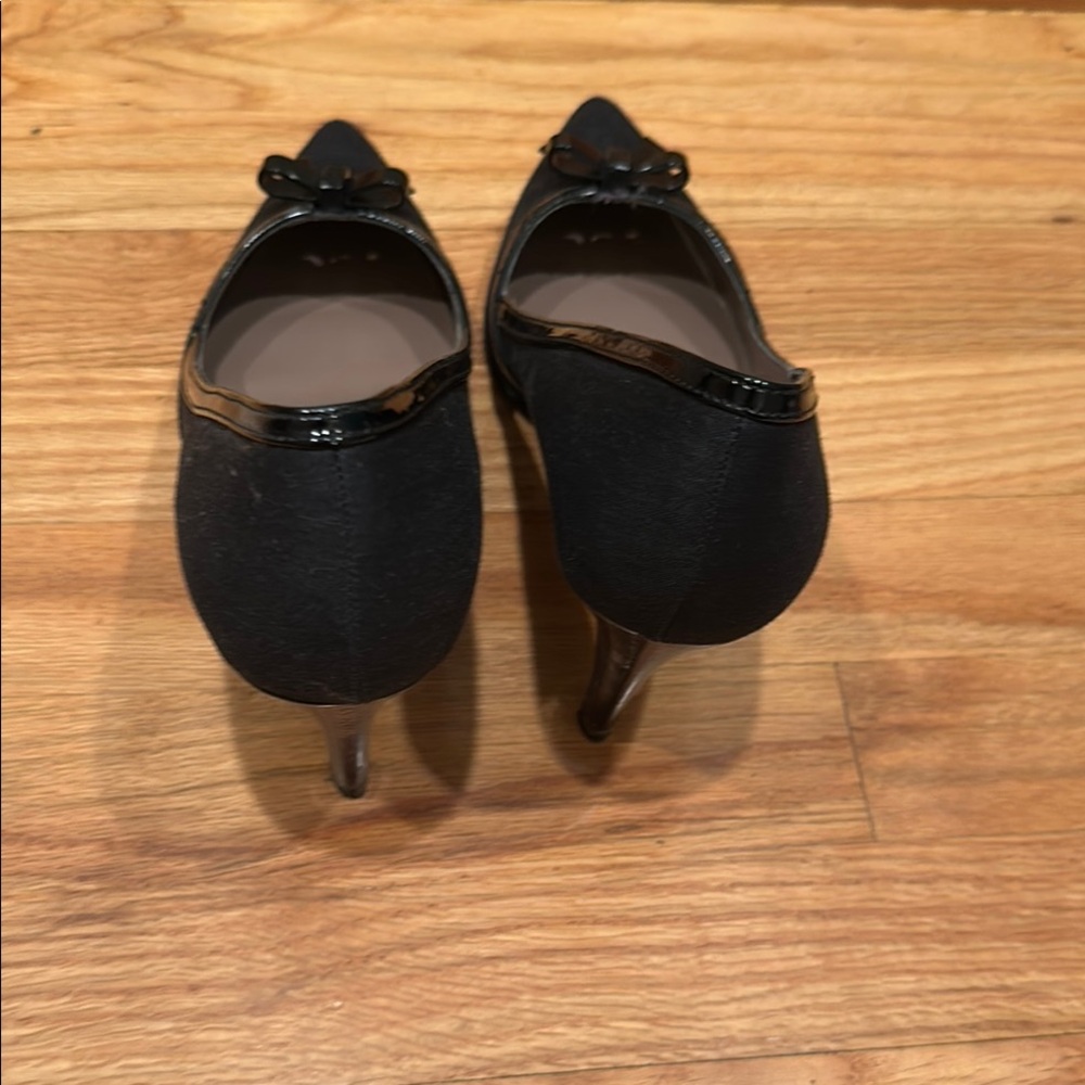 Tahari Alexa Black Heels with Metallic Bow & Patent Accent Women’s 9.5 Black - Picture 4 of 7